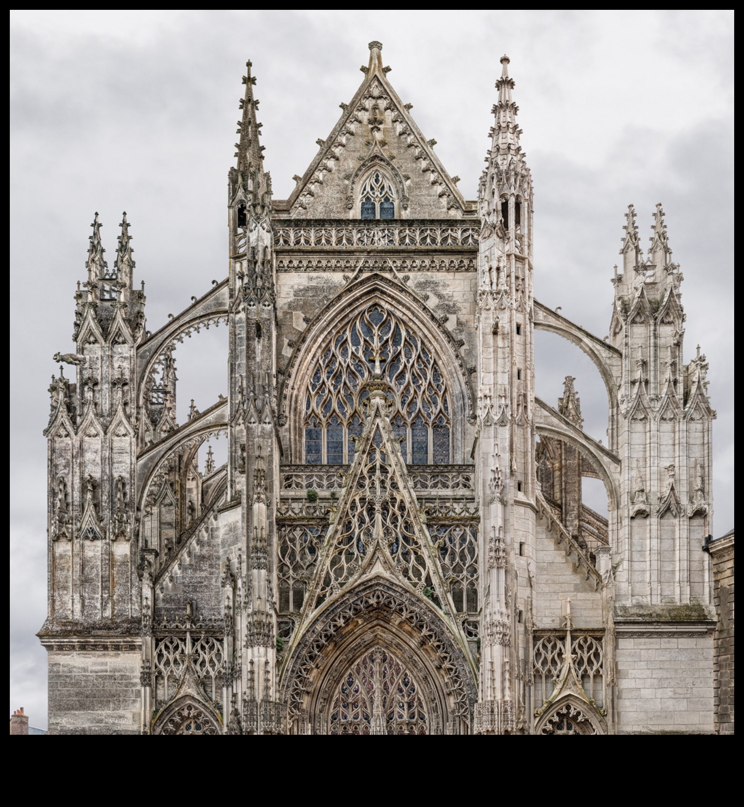 Grandeur gotic dezvăluit: o călătorie în fotografia arhitecturală